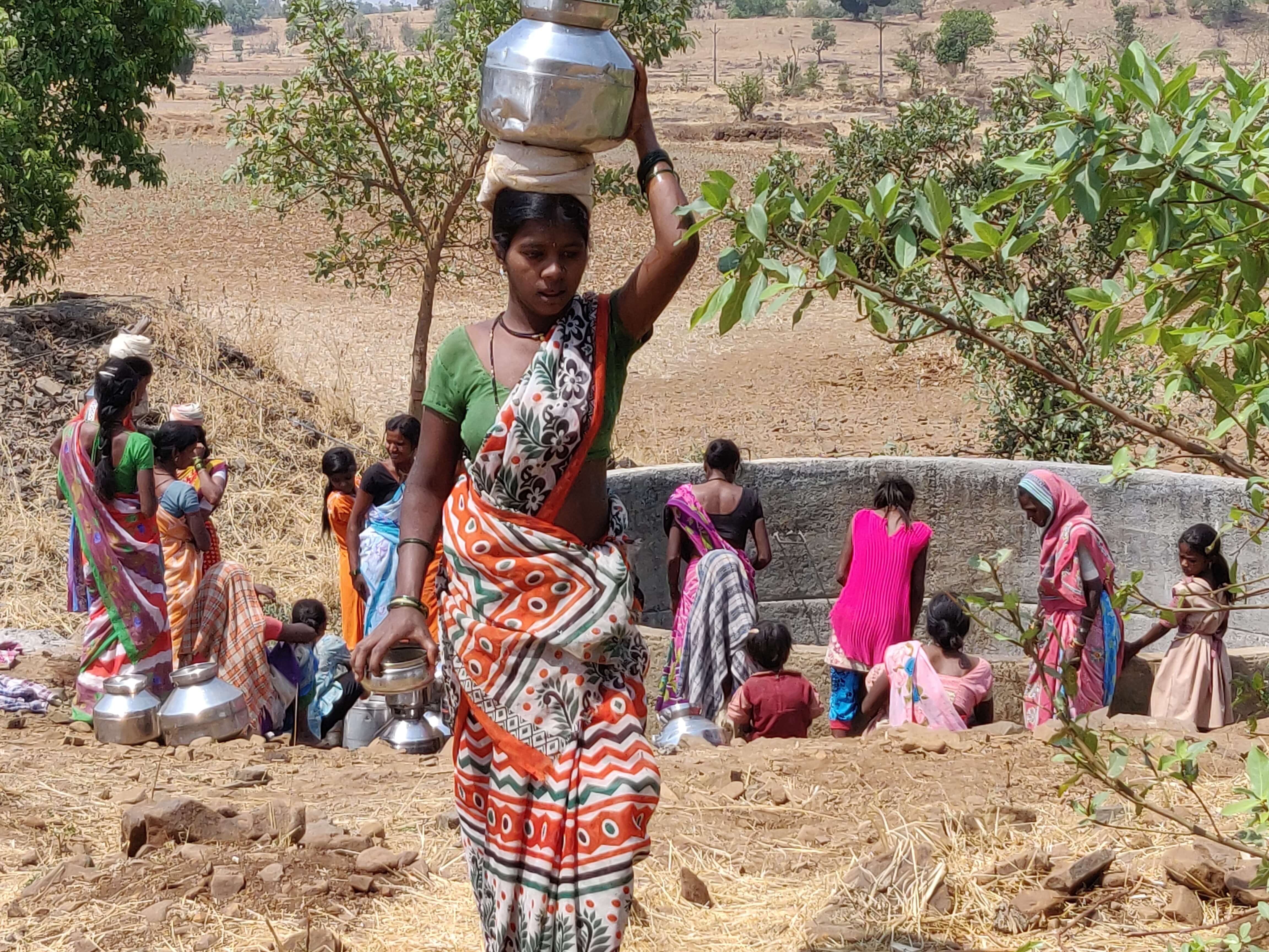 in-maha-tribal-hamlet-women-forced-to-take-risks-daily-to-fetch-water